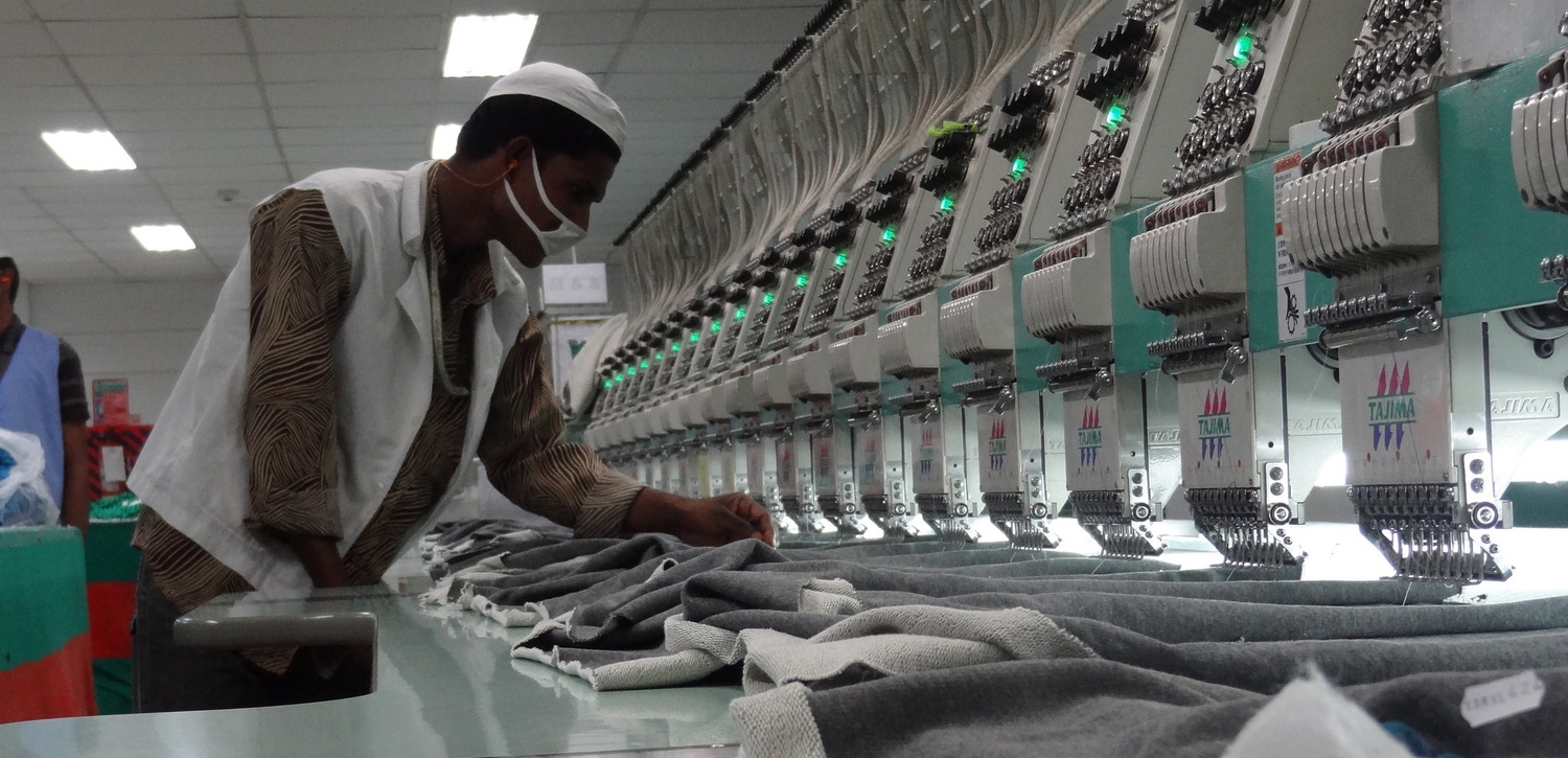  A worker at a top-tier, mechanized factory monitors digitized embroidery machines. Photo credit Nayantara Banerjee. 